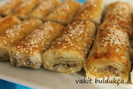 Baklavalık Yufkadan Kıymalı Börek Tarifi ve Malzemeleri