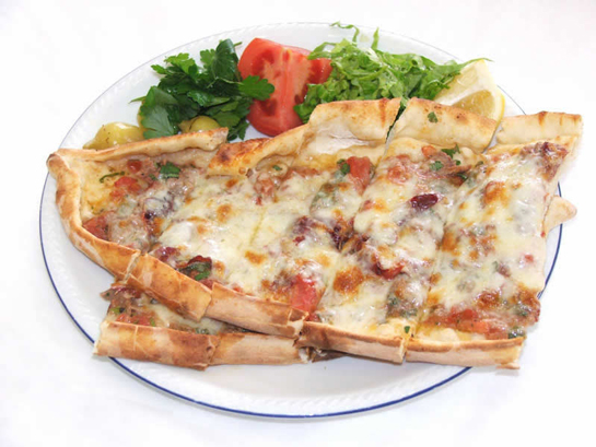 Kıymalı Kaşarlı Pide Tarifi ve Malzemeleri